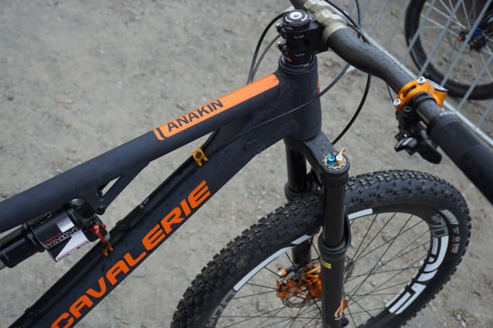   The frame shape of the Anakin is kept very simple. The French even want to offer custom geometries in the future. The frame without gearbox weighs approx. 3.3 kilos, costs 3800 euros (with shock and gearbox) and is manufactured in France.