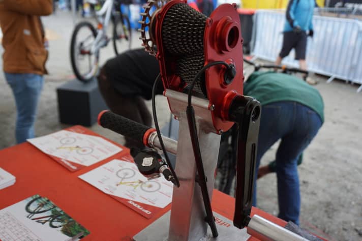   Das Effigear hat neun Gänge und mit 440 Prozent eine etwas höhere Bandbreite wie Srams 1x11-Antriebe mit einer 10-42er Kassette. Die komplette Einheit wiegt 1,5 Kilo und wird mit einem normalen Sram-Schalthebel betätigt. Schwerere Gänge können sogar unter Vollast eingelegt werden. Für leichtere Gänge muss man kurz Druck von der Kurbel nehmen. 