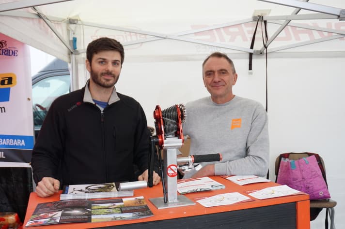   Sales Manager David Roumeas (left) and inventor Guy Cavalerie want to introduce their Effigear gearbox to the German public at the BIKE Festival Willingen. Inspired by the legendary Honda geared bike, Guy registered the first patents for his own gearbox back in 2003. In 2013, ten years later, he sold the first units.