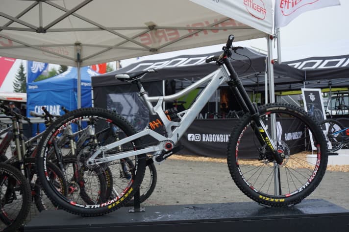   The Cavalerie Falcon downhill bike shows that gearboxes don't always have to be heavy. With an aluminium frame and Effigear gearbox, the bike weighs 16.8 kilos ready to ride. Not a bad figure.
