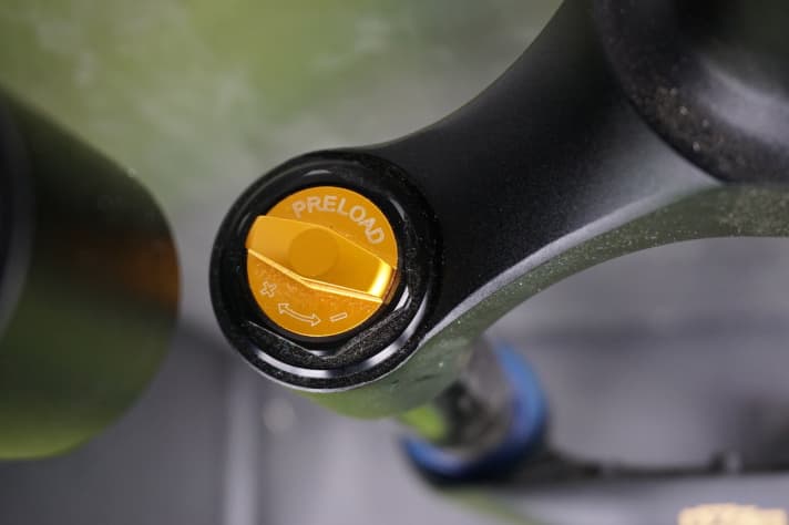   Stahlfedergabeln werden über Federn mit unterschiedlicher Federhärte an das Körpergewicht des Fahrers angepasst. Zur Feinjustierung des Negativfederwegs kann die Feder noch vorgespannt werden.
