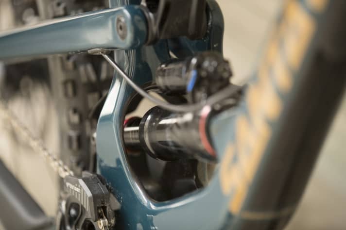   Die Anlenkung des VPP-Hinterbaus ist vom Downhiller V10 inspiriert. Dafür musste das Sitzrohr gespaltet werden, was ein paar Extra-Gramm mit sich bringt.