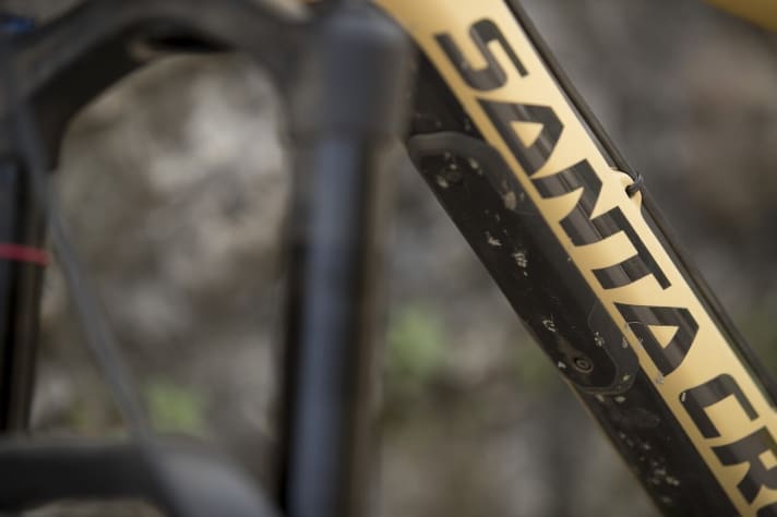   ...and the down tube is also well packed. In addition to the protection in the bottom bracket area, there's even a "shuttle guard" for transport in the pick-up. Genuinely American.