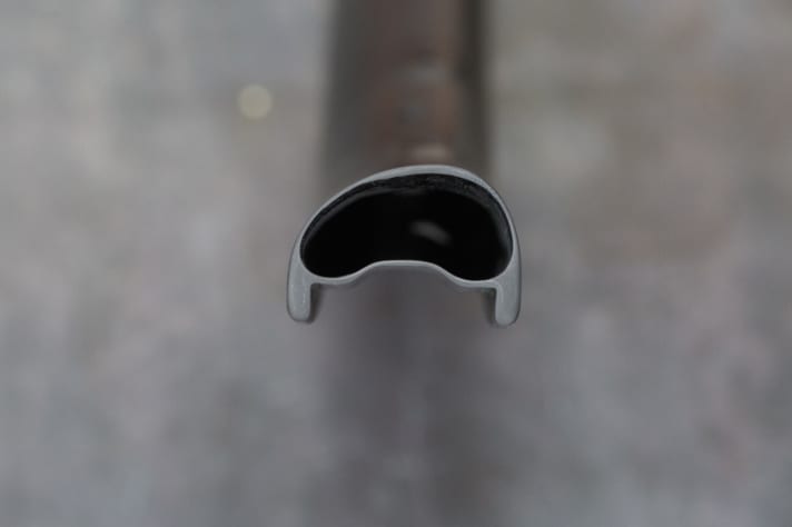   Asymmetrical rim design for equal spoke length and tension on both sides. The hookless rim flanges are around 0.5 to 1 millimetre wider than comparable models. This is intended to minimise punctures and defects.