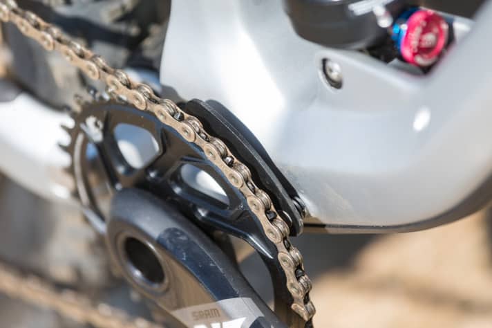   The small chain guide protects the high-quality carbon frame.