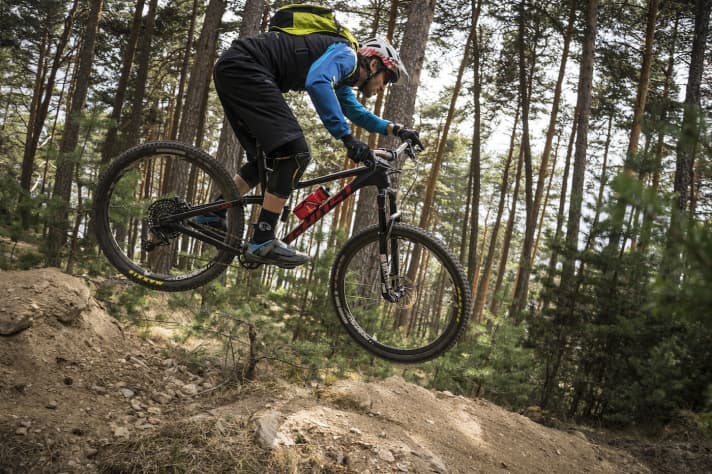   The friction damper in the rear derailleur keeps the chain under tension when travelling downhill. A chain guide is not absolutely necessary in conjunction with the special tooth profile of the chainring.