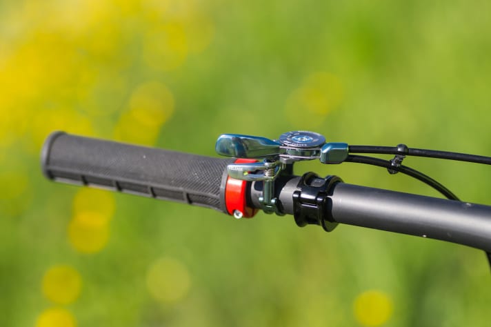   The remote lever can be used to tighten the fork and shock simultaneously.
