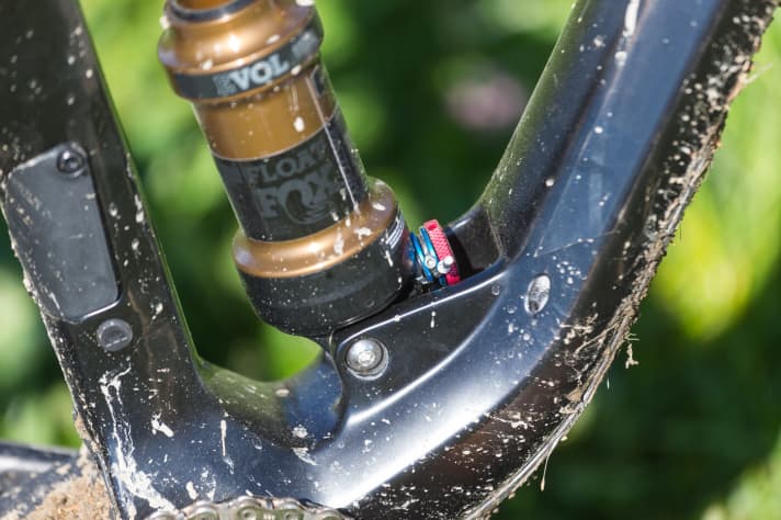   The shock on the BMC Agonist is upside down so that the remote control disappears discreetly into the frame.