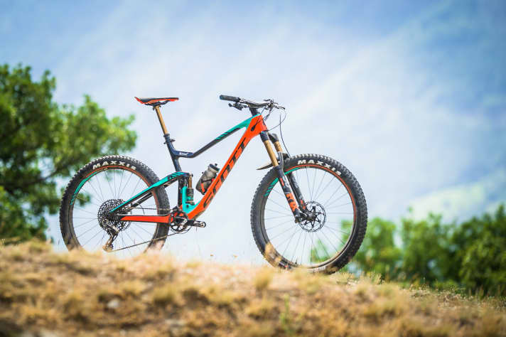   Curtain up for the new Scott Genius! The 150 mm bike cannot deny its similarity to the Spark presented last year.