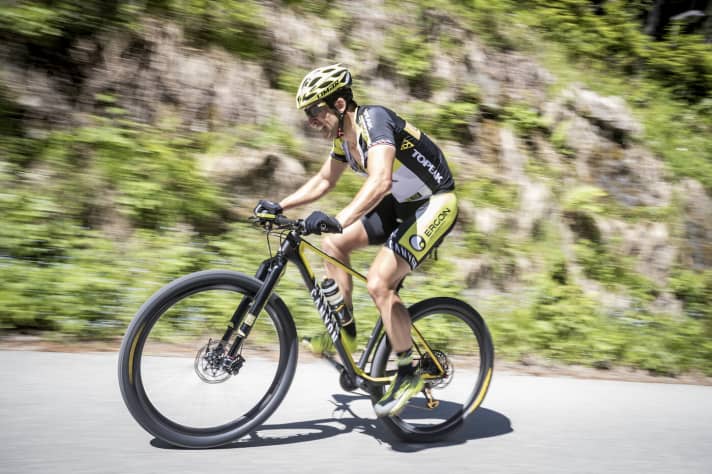   To the pain threshold: On his local mountain, Lakata reels off the intensive intervals that conjure up dizzying watt values on the SRM computer.