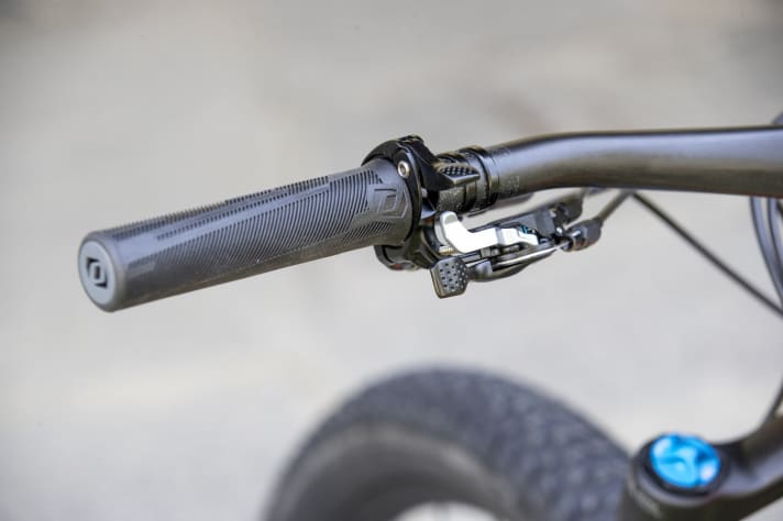   Scott not only integrates the Twinloc remote into the screw grip, but also the remote for the Fox Transfer dropper post.