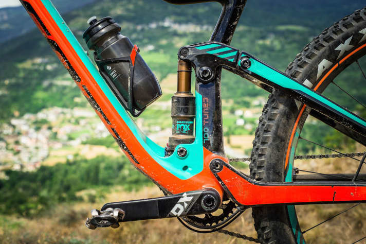   The solid bottom bracket area is the rigid centrepiece of the bike, which provides broad support for the shock and serves as a connection for the chainstays.