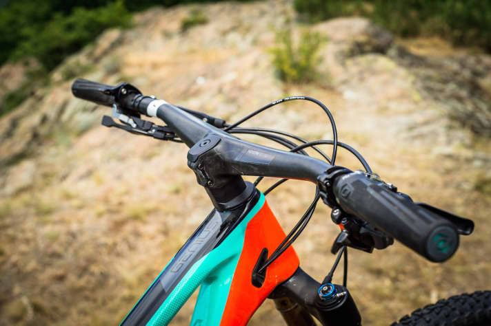   Instead of a conventional stem and handlebar, the Genius 700 Ultimate and Genius 900/700 Tuned are steered with the new Synros Hixon iC. The handlebar/stem unit has a virtual stem length of 50 mm, is 290 grams light and 760 mm wide. Thanks to the 12 mm rise, 6° upsweep and 9° backsweep, the contact points for the hands are in the same place as with a Syncros FL1.5 handlebar and stem.