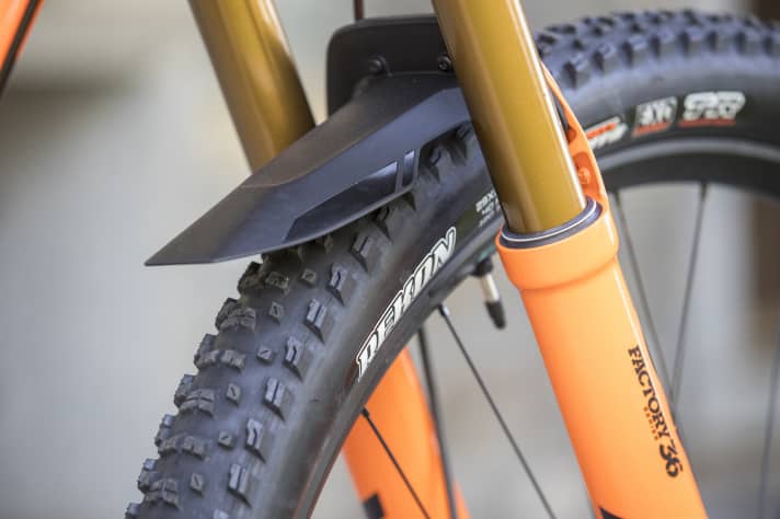   The new direct mount mudguard from Sycros also looks good on the Genius Tuned. The 14 euro mudguard is also available in the aftermarket for the Fox 34 and 36 suspension forks.