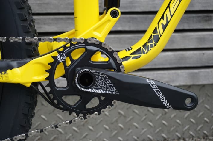   Das neue Merida One-Forty hat keine Möglichkeit mehr, einen Umwerfer oder eine Kettenführung zu montieren. Es kann also ausschließlich mit Einfach-Antrieben gefahren werden. 
