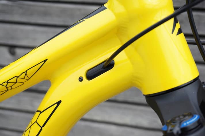   As with all new Merida bikes, the One-Forty also relies on the specially developed Smart Entry cable routing, which keeps the cables under tension inside the frame and thus prevents rattling noises.