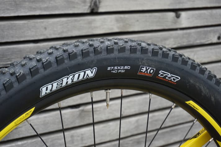   Serienmäßig rollt das One-Forty auf 2,6 Zoll breiten Reifen von Maxxis. Wer sich mit den Plus-Reifen nicht anfreunden will, kann auf schmälere Pneus wechseln.