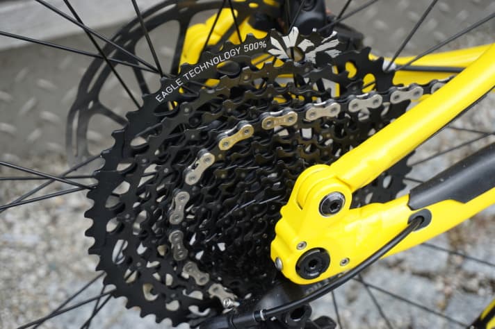   Um trotz Einfach-Antrieb die nötige Bandbreite für Touren in den Alpen anbieten zu können, setzt Merida auf Srams 12-fach Eagle-Schaltung aus der GX-Gruppe.