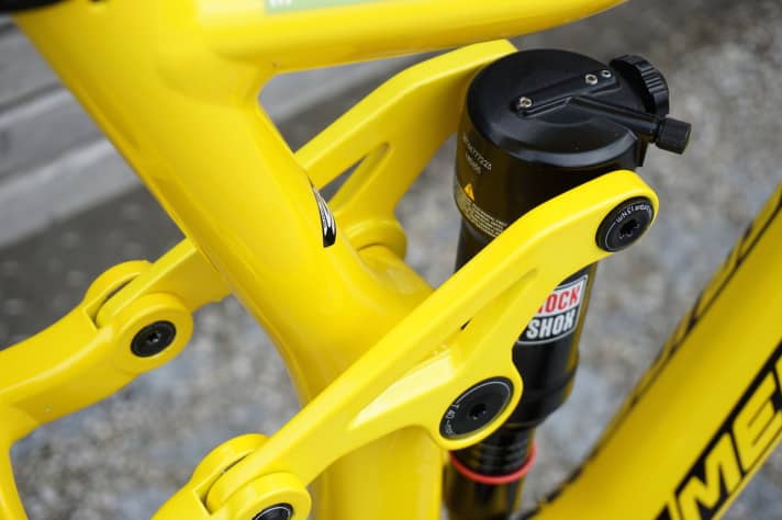   Im Float-Link-Hinterbau steckt ein Rock Shox Deluxe-Dämpfer mit metrischem Maß und mit Trunnion-Mount-Aufnahme.  