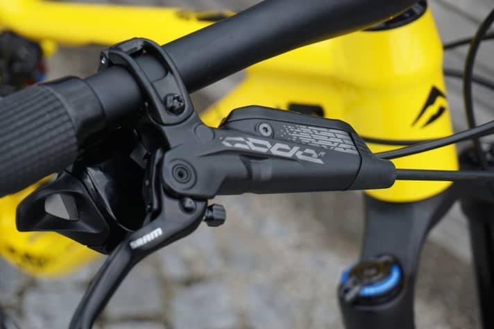   Sram Code-Bremsen mit vier Kolben pro Sattel sorgen selbst auf steilen Trails für genügend Verzögerung.