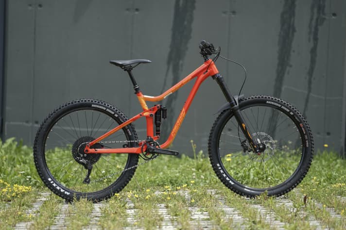   Das Merdia One-Sixty aus Aluminium hat dieselbe Geometrie und Kinematik wie die teurere Carbon-Variante. Das abgebildete Enduro-Bike soll für 2600 Euro den Besitzer wechseln.