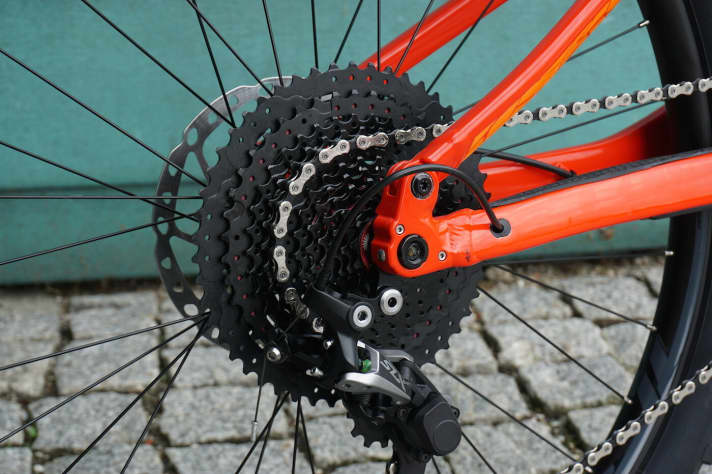   Um die Bandbreite der Schaltung am günstigen Einsteiger-Modell hoch zu halten, kombiniert Merida ein Shimano-SLX-Schaltwerk mit einer Kassette von Sun Race mit 11-50 Zähnen.