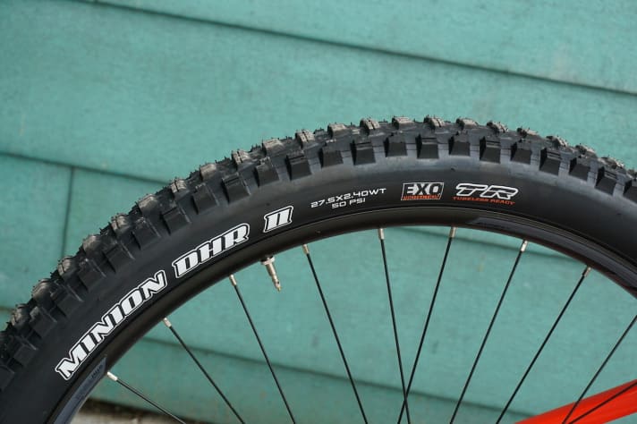   Beim Enduro bleibt Merida dem herkömmlichen Reifenmaß treu. Für 2600 Euro stattet Merida sein One-Sixty bereits mit hochwertigen Maxxis Exo-Protection Reifen in 2,4 Zoll Breite aus. 