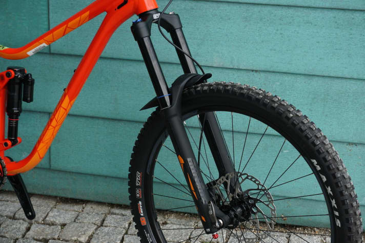   Die SR Suntour Durolux hat einen integrierten Fender. Bei einer ersten Testfahrt hat die Gabel gut funktioniert, kann aber in Sachen Sensibilität nicht ganz mit den Marktführern von Fox und Rock Shox mithalten. In dieser Preisklasse liefert die Federgabel aber einen soliden Gesamteindruck. 