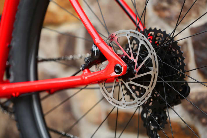   The rear brake calliper sits between the chainstay and seatstay, the axles come in Boost dimensions (12x148 mm).