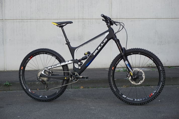   The geometry and some details of the new Bulls Wild Creed fulfil the wishes of former German enduro champion Christian Textor. The top model costs 5499 euros and weighs 13.6 kilos without pedals.    