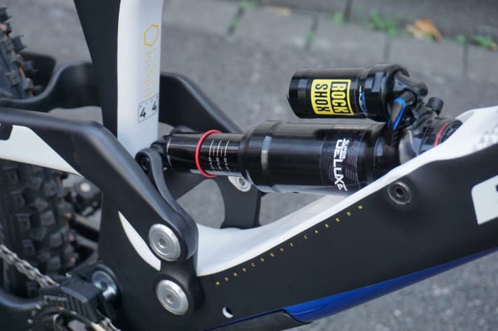   In order to lower the centre of gravity as much as possible, the shock and all joints of the rear triangle are positioned low near the bottom bracket.    