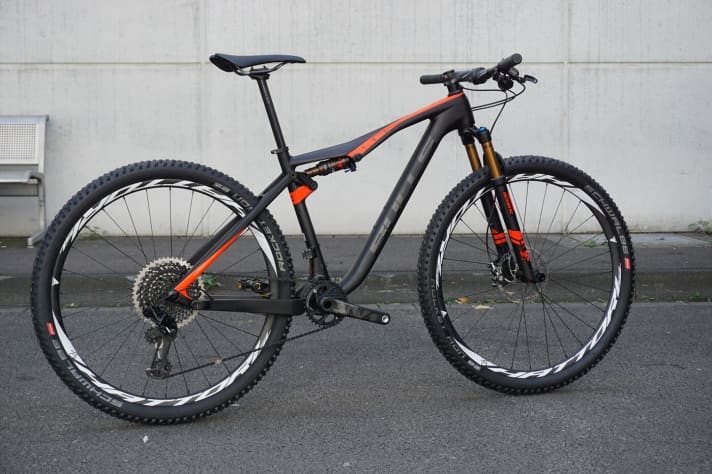   Fliegengewicht: Das Bulls Wild Edge SL kommt mit hauseigenen Hattori Carbon-Felgen, Sram XX1 Eagle 12-fach-Schaltung und Fox Factory-Fahrwerk. Bulls gibt ein Gewicht von 9,78 Kilo ohne Pedale an.    