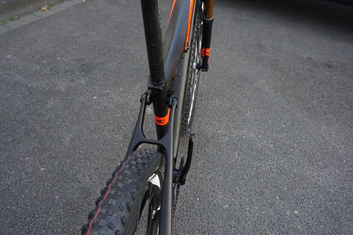  The rear triangle now rotates on ball bearings instead of plain bearings. In addition, the seat stays and the rocker have been made narrower - a request from the racing team.    