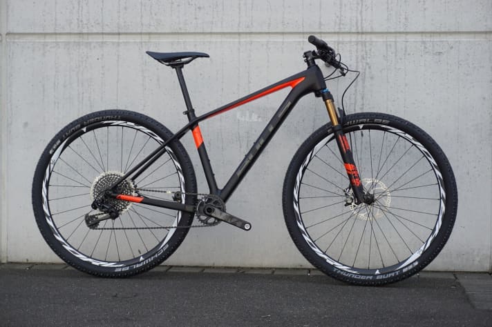   Das Bulls Black Adder Carbon-Hardtail bleibt für 2018 technisch unverändert, bekommt aber einen neuen Look.