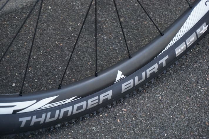   As with the Wild Edge race fully, the Hattori Hanso carbon rims are also used on the Black Adder hardtail.