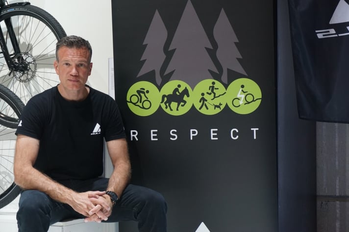   Gerrit Gaastra not only develops bikes for Bulls, but is also concerned with peaceful coexistence on the trails. With his "Respect" campaign, he wants to promote more tolerance between hikers, riders, e-bikers and mountain bikers without motorised assistance. For the time being, a flyer will be included with every Bulls bike sold to sensitise customers to mutual respect in the forest.