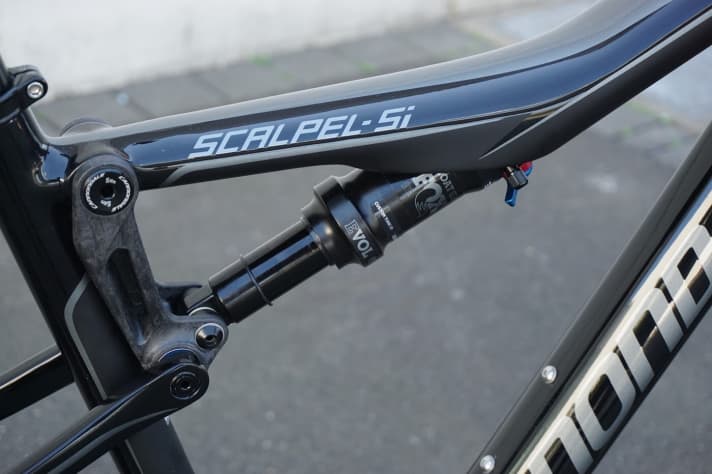   Nicht vom alten Schriftzug verwirren lassen: Im Si-Rahmen steckt ein Dämpfer mit mehr Hub und sorgt für 115 Millimeter (anstatt 100 Millimeter) Federweg im Heck. Passend dazu steckt eine Fox-Gabel mit 120 Millimetern Federweg im Gabelschaft. Das Canonndale Scalpel SE wird es auch als Variante mit Cannondale Lefty-Gabel.