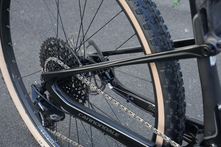   Um die Geometrie und die Kinematik an den erhöhten Federweg anzupassen wurden die Sitzstreben des Hinterbaus um sechs Millimeter verlängert. Der Hauptrahmen bleibt unverändert.