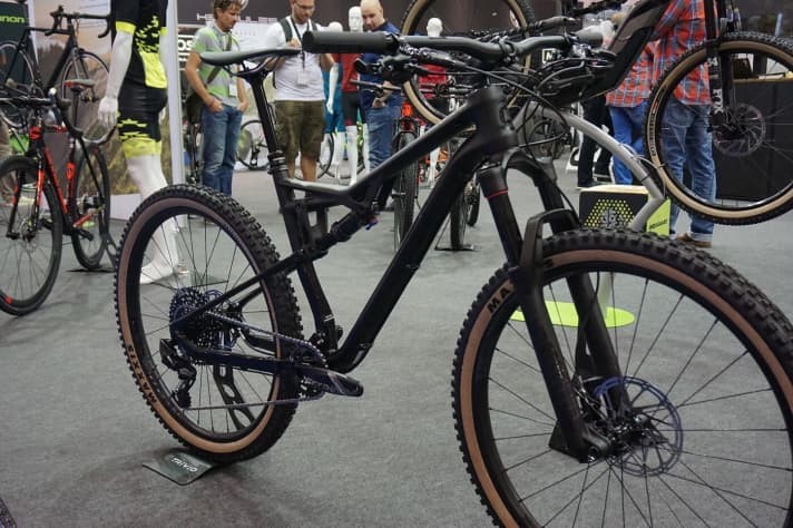   Auch das Cannondale Habbit kommt in einer Trail-orientierten SE-Variante mit etwas mehr Federweg und stylischen Weißwandreifen.