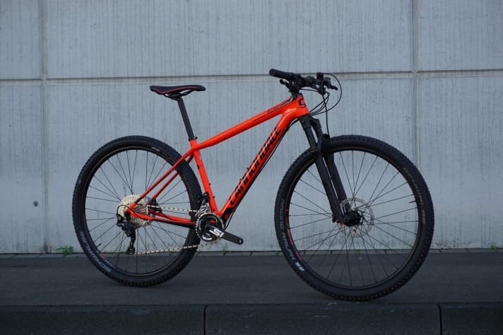   Das Cannondale FSI Carbon-Hardtail gibt es 2018 erstmals für 2000 Euro. Fans vom frisch gebackenen Deutschen Meister Mani Fumic können so relativ preiswert ein Rad mit dem gleichen Rahmen wie das Worldcup-Team kaufen.