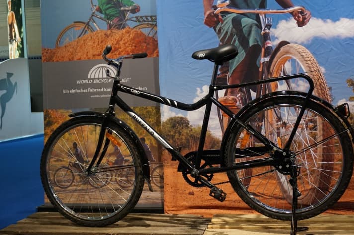   World Bicycle Relief provides people in developing countries with these bicycles and thus ensures greater mobility in the developing world. The Buffalo bicycle only has one gear and a back-pedal brake, but is extremely sturdy.