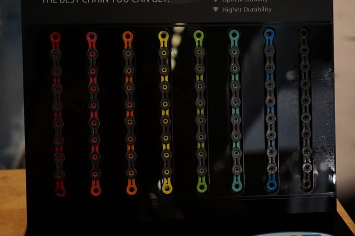   Pimp your bike! The coloured chains from KMC are suitable for all 10- and 11-speed drivetrains and cost 99 euros.