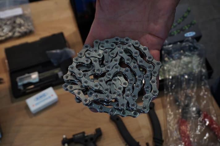   Frisch aus der Produktion zeigt KMC zum ersten Mal seine 12-fach-Kette zum Nachrüsten für Srams Eagle-Antriebe. Die HX 12 kostet 40 Euro und wiegt 271 Gramm (bei 126 Gliedern).