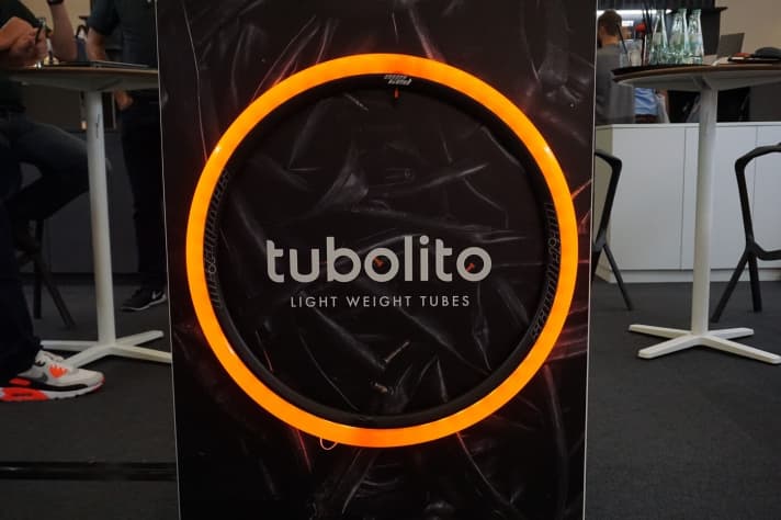   Laut Webseite ist der Tubolito-Schlauch aber nicht nur leicher, sondern auch doppelt so robust wie herkömmliche Schläuche aus Butyl. Das Material erinnert stark an den Schwalbe Evo Tube, der bis jetzt nicht in Serie produziert wurde.
