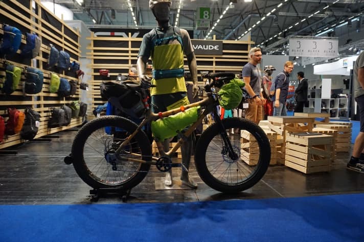   Vaude zeigt in Köln neue Taschen für Bikepacking-Fans.