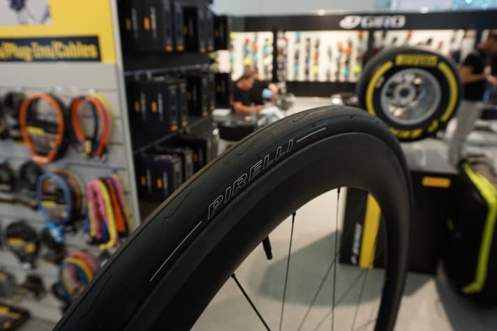   Pirelli produziert extrem schöne Kalender, extravagante Reifen für den Motorsport und ab jetzt auch Rennrad-Reifen. Glaubt man den Italienern, haben sie bereits einige Mountainbike-Reifen in der Schublade liegen. Allerdings sollen die Gelände-Reifen erst in ein bis zwei Jahren erhältlich sein.