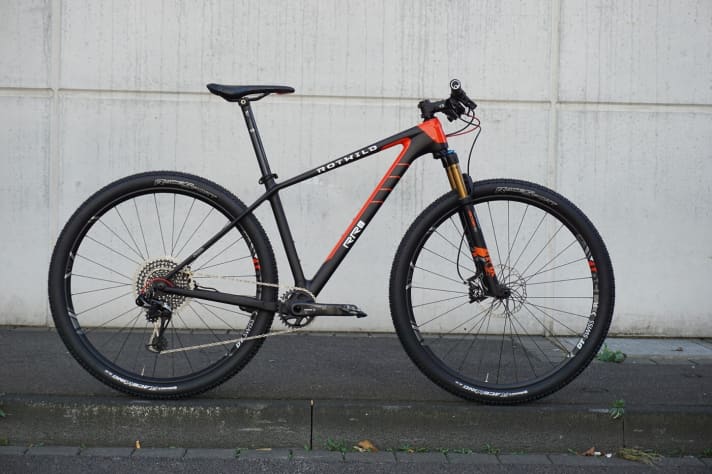   Rotwild zeigte in Köln sein neues RR2 Race-Hardtail. Nach vier Jahren hat man den alten Rahmen komplett überarbeitet und mit dem modernen Boost-Standard ausgestattet. Das abgebildete Modell kostet 4999 Euro.