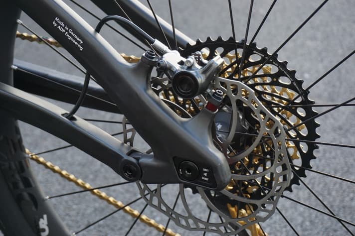   Rotwild typisch: die Kettenstreben können mit hilfe eines Flip Chips verlängert oder verkürzt werden.