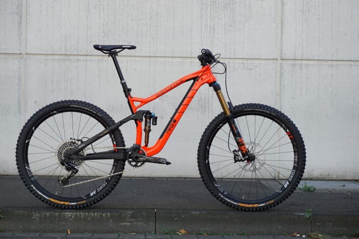   Die Geometrie und der Hauptrahmen des Rotwild RE1 Enduros bleiben für 2018 unverändert. Allerdings wurde dem 160-mm-Bike ein neuer Hinterbau aus Carbon spendiert.