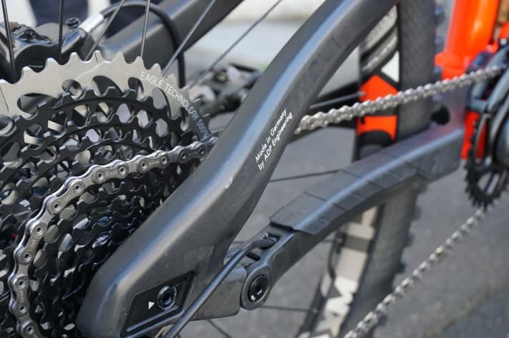   Der Hinterbau aus Carbon spart am Rotwild RE1 rund 300 Gramm ungefederte Masse ein und sorgt so nicht nur für ein leichteres Bikes sondern auch für ein besseres Ansprechverhalten der Hinterbau-Kinematik.